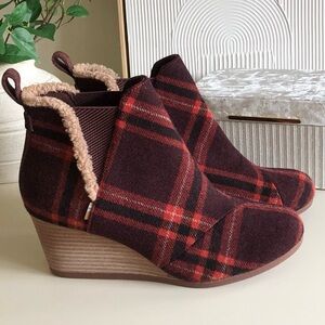 TOMS Kelsey Wedge Ankle Booties Boot Round Toe mid heel red plaid size 8.5